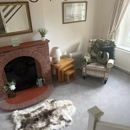 Semesterbostad West Cottage, Grimston With Log Burner *