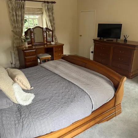 West Cottage, Free Breakfast Supplied With Free Range Eggs With Log Burner *
