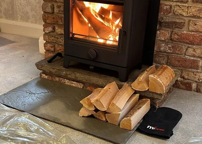 West Cottage, Free Breakfast Supplied With Free Range Eggs With Log Burner Holiday home *